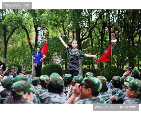 绿茵场上追梦少年专注奔跑展现青春力量的动人坚毅背影故事旅程中